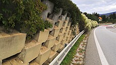 Silnice kolem Kájova a stávající protihluková st�na.