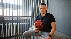 Policista Ond�ej Fanta se p�i�adil ke svým koleg�m spisovatel�m. Vy�la mu jeho...