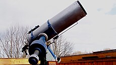 Hvzdárna má k dispozici i zrcadlový dalekohled o prmru 25 centimetr.