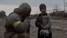 Chlapec rozplakal ukrajinského vojáka, který se ho ptal na rodi�e