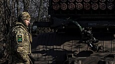 Ukrajinský voják stojí vedle raketometu BM-21 Grad před střelbou na ruské... | na serveru Lidovky.cz | aktuální zprávy