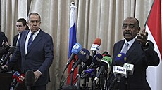Súdánský ministr zahranií Alí Sádik (vpravo) a jeho ruský protjek Sergej...