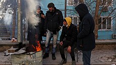 Vysídlení lidé v tureckém Kahramanmarasu dostávají potravinovou pomoc. (15....
