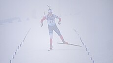 V husté oberhofské mlze dojídí do cíle sprintu biatlonista Adam Václavík.