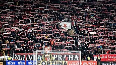 Slávisti�tí fanou�ci podporují hrá�e v zápase proti Zbrojovce Brno.