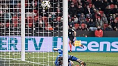 Brn�nský branká� Martin Berkovec pou�tí st�elu Slavie do své brány.