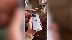 Klenot uprost�ed, v�ude okolo spou��. Jak se mu� rozplývá nad novým telefonem