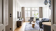 Obývacímu pokoji dominuje velká pohovka a keslo od manel Eamesových.