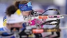 �v�dsk� biatlonistka Hanna �bergov� p�i st�elb� b�hem sprintu na MS v Oberhofu.