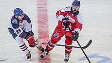 David Výborný (vpravo) v souboji se slovenským hokejistou Marcelem  Hossou.
