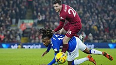 Alex Iwobi (dole) z Evertonu v souboji s Andrewem Robertsonem z Liverpoolu.