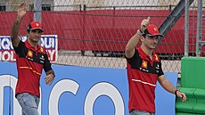 Charles Leclerc (vpravo) a Carlos Sainz. Piloti stáje Ferrari.