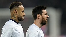 Neymar (vlevo) a Lionel Messi z PSG pi rozcvice ped zápasem s Bayernem...