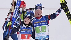TY JSI ÁBEL. Bronzový Ital Giacomel (vlevo) gratuluje Johannesi Böovi k dalímu zlatu.