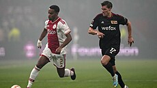 Jurrien Timber (vlevo) z Ajaxu Amsterdam v souboji s Kevinem Behrensem z Unionu...