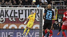 Branká� Rafal Gikiewicz z Augsburgu likviduje �anci v zápase s Hoffenheimem.