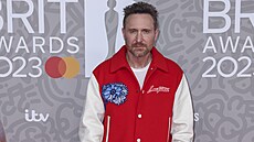 DJ a producent David Guetta ve sportovním (Brit Awards, Londýn, 11. února 2023)