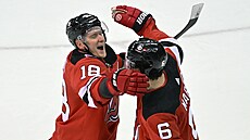 John Marino (6) a Ondej Palát (18) slaví gól New Jersey Devils.