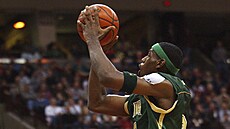 LeBron James v roce 2002 jet jako stedokolák v dresu Akron St. Vincent-St....
