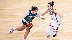 eská basketbalistky Veronika Voráková (vpravo) brání v zápase s Irskem.