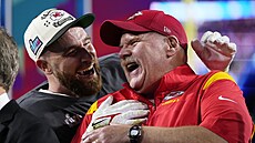 Andy Reid (vpravo) a Travis Kelce, trenér a hvzda Kansas City Chiefs po zisku...