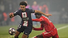Warren Zaire-Emery (vlevo) z Paris Saint-Germain proniká v zápase se Bayernem... | na serveru Lidovky.cz | aktuální zprávy