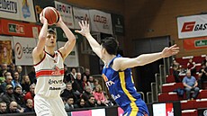 Jan �t�rba (vlevo) z Pardubic pálí na ko� Ústí nad Labem.