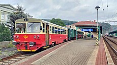 Vlak K�C odjí�dí z D��ína do Telnice z ji�ního zhlaví, nástupi�t� 1A.