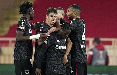 Fotbalisté Leverkusenu oslavují. Mezi nimi i Adam Hloek.