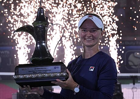 Barbora Krejíková s trofejí pro vítzku turnaje v Dubaji.