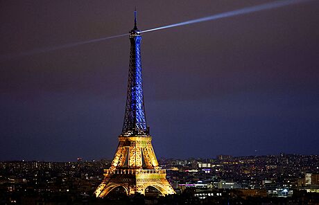 Eiffelova v se v pedveer výroí ruského vpádu na Ukrajinu rozsvítila v...