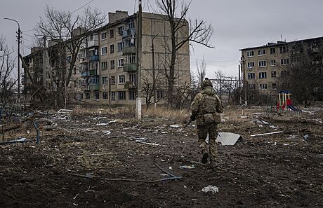 Ukrajinský voják poblí Vuhledaru (25. února 2023)