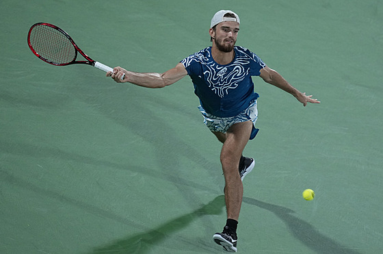 eský tenista Tomá Machá v utkání s Novakem Djokoviem na turnaji v Dubaji.