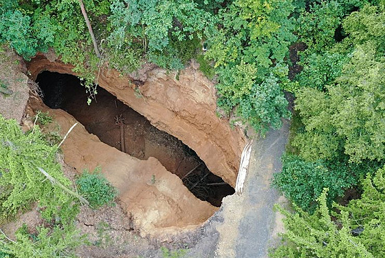 O velikosti kráteru vypovídají snímky poízené z dronu.