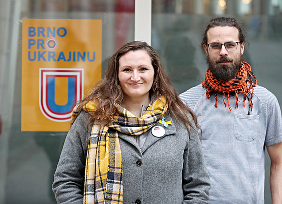 Klára Le�atková (vlevo) a Jan Cimr koordinují a organizují pomoc pro Ukrajinu.