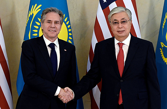 Americký ministr zahranií Antony Blinken na setkání s kazaským prezidentem...