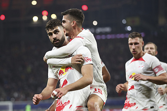 Joko Gvardiol z Lipska (vlevo) slaví se spoluhrái gól proti Manchesteru City.