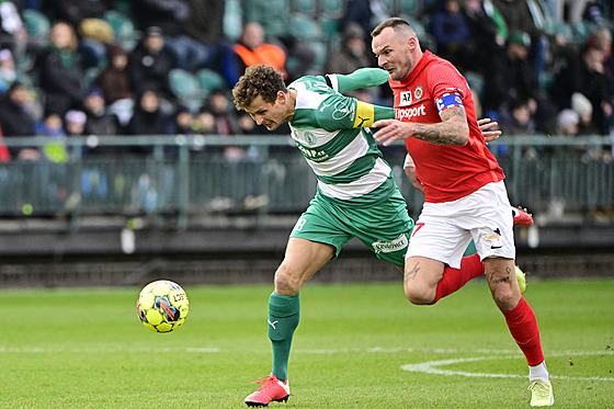 Jakub ezníek (vpravo) v souboji s Lukáem Hlkou v utkání mezi Bohemians a...