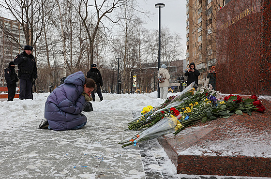 Lidé v Moskv pokládají kvtiny k památníku básníky známé pod pseudonymem...