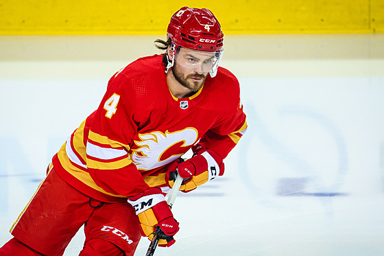 Hokejový obránce Calgary Rasmus Andersson