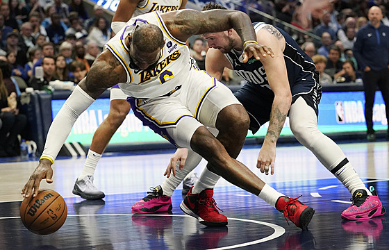 LeBron James (LA Lakers) si v krkolomné pozici kryje mí ped Lukou Doniem...