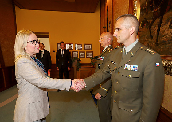 Plukovník Otakar Foltýn s ministryní obrany Janou ernochovou