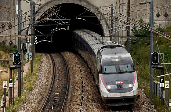 Souprava vysokorychlostního vlaku TGV vyjíždí z tunelu ve Villebon-Sur-Yvette...