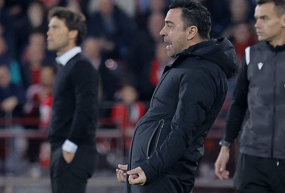 Trenér barcelonských fotbalist Xavi bhem nepovedeného utkání v Almeríi.