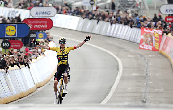 SÁM. Dylan van Baarle si jede pro vítzství na klasice Omloop Het Nieuwsblad.