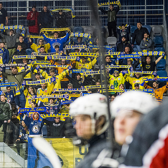 Fanoušci Slovanu Ústí při hokejovém derby v Chomutově.