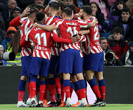 Fotbalisté Atletica Madrid slaví gól do sít Realu Madrid.