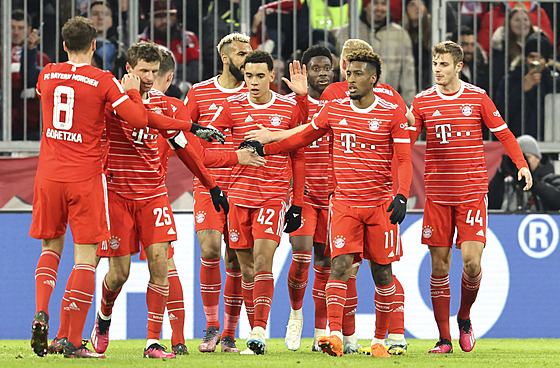 Fotbalisté Bayernu Mnichov slaví gól do sít Unionu Berlín.