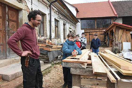 V Klobucké manufaktuře se děti učí tradiční řemesla. (únor 2023)