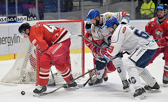 Kladen�tí Martin Procházka (uprost�ed) a Jaromír Jágr se natahují po puku p�ed...